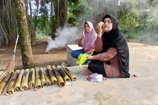 judul contoh esai